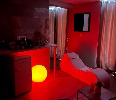 Bourg-les-Valence Apartment | Suite Romantique - Love Room Valence Amour et Bulles - Jacuzzi - Lit king size avec miroir XXL - Sofa Tantra - Drôme Ardèche