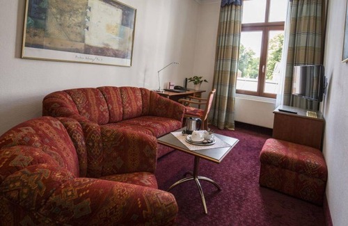 Center House | Suite, shower or bath, WC - Hotel am Schloss