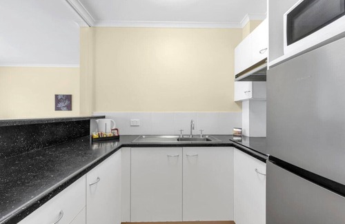 Mount Ommaney Hotel | Suite with Kitchen WiFi Easy Access to Motorway
