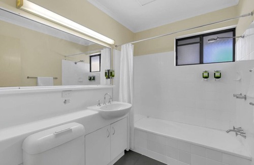 Mount Ommaney Hotel | Suite with Kitchen WiFi Easy Access to Motorway