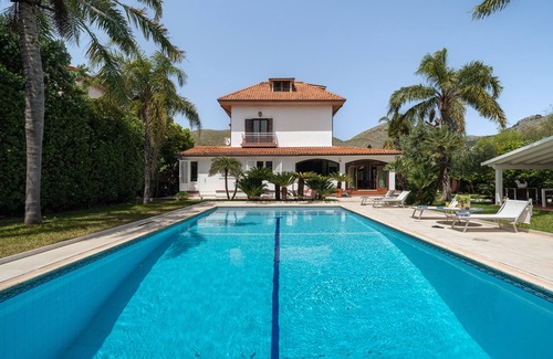 Partanna Villa | Suites in a luxurious property in Mondello relaxing and discover Sicily
