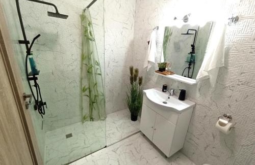 Oradea Apartment | Summer Haven - self check-in, sunset terrace, fast Wi-Fi, near Prima Shops