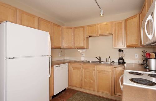 Wildernest Condo | Summer or Ski Seasonal Rental! Stunning Lake & Mountain Views, Pool, Hot Tubs, 25% off 60+ Day Stays