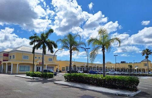 Stapledon Gardens Apartment | Summer's Haven centrally located, 5min drive to Beaches, Hotels and Restaurants