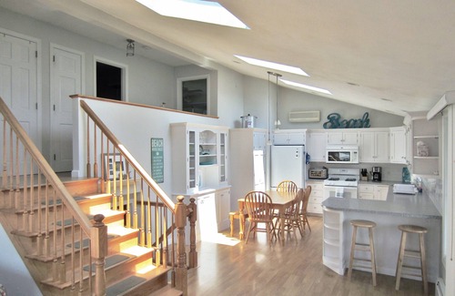 Point Judith House | Summer Weekly Rental : Walk to Beach - URI > 3 students welcome!