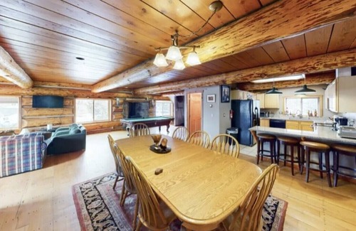 Wildernest Cabin | Summit Peaks LodgenSleeps 14nPet friendlynIncredible Views, Close to ski resort