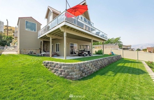 Orondo House | Sun Cove - Lake Entiat Getaway - 3 bedroom + loft with lake views!n