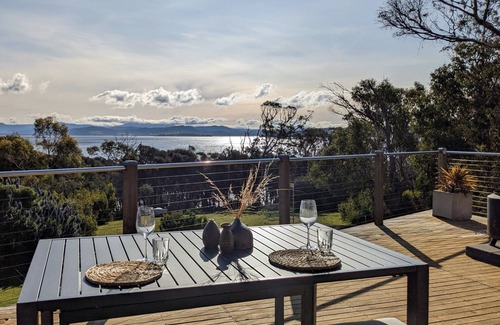 Alonnah House | Sun-drenched with spectacular views. Central location for exploring Bruny.