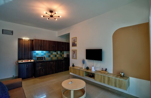 Chapora Apartment | Sun-kissed 1BHK Vagator French Windows.