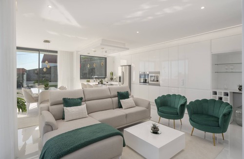 Canhas House | Sun, pool and comfort, The White House