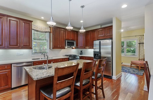 Union Pier House | Sun's Up-Bar Down! Hot Tub, Fire Pit, 7-9 Min Walk to Townline +McKinley Beaches