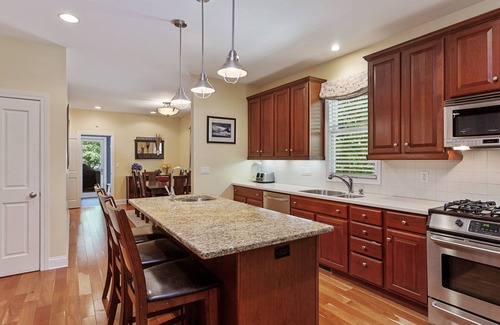 Union Pier House | Sun's Up-Bar Down! Hot Tub, Fire Pit, 7-9 Min Walk to Townline +McKinley Beaches