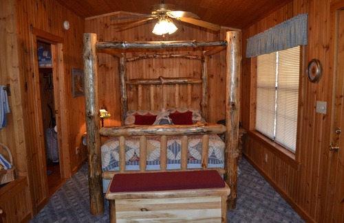 Sevierville Cabin | Sunflower, Close to Pigeon Forge and Gatlinburg, cozy cabin for two