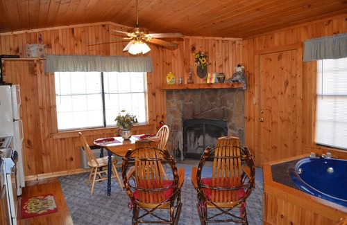 Sevierville Cabin | Sunflower, Close to Pigeon Forge and Gatlinburg, cozy cabin for two