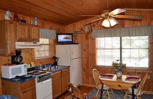 Sevierville Cabin | Sunflower, Close to Pigeon Forge and Gatlinburg, cozy cabin for two