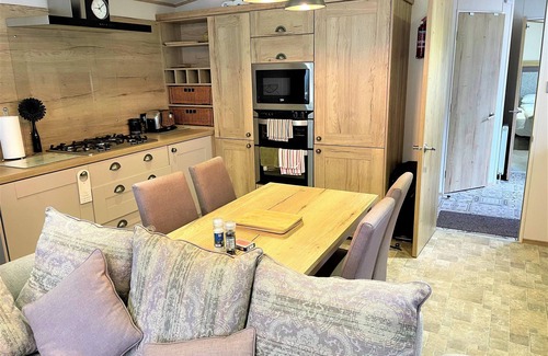 Hamworthy House | Sunflower - premier dog-friendly caravan on Rockley Park