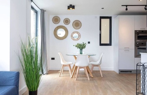 Kentish Town Apartment | Sunlit 2-Bed Urban Retreat with Modern Amenities