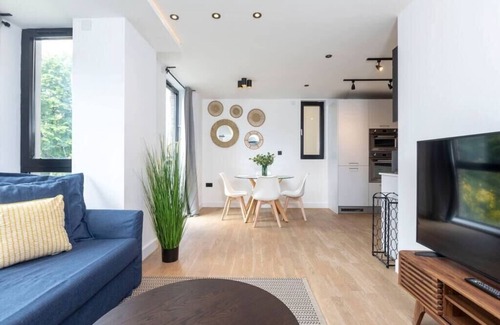 Kentish Town Apartment | Sunlit 2-Bed Urban Retreat with Modern Amenities