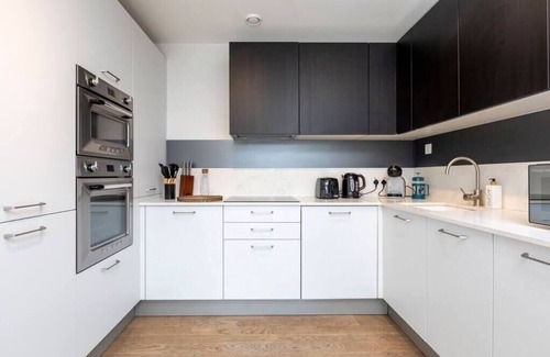 Kentish Town Apartment | Sunlit 2-Bed Urban Retreat with Modern Amenities