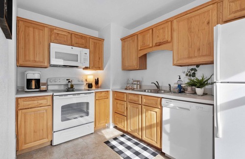 North Spokane House | Sunlit Scandi House - Large Yard, Great Location!