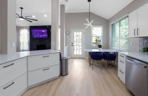 Allen House | Sunny Allen Stay 4BR/2BA Sparkling Pool + Grill
