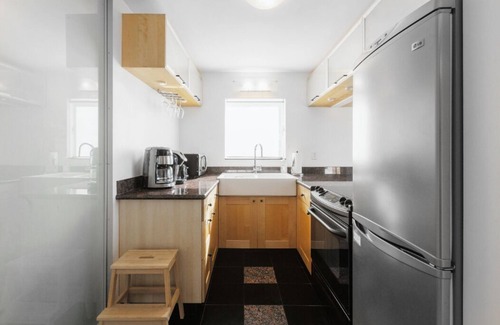 Point Richmond Apartment | Sunny apartment with private deck, Bay view