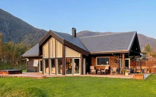 Naustdal House | Sunny Cabin With Fjord Views In Redal