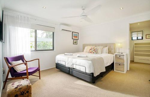 Broadbeach Waters Villa | Sunny Days Poolside at an Entertainer's Oasis