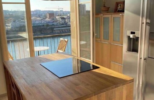 Les Gondoles Apartment | Sunny Flat & River Border view, 30min to Paris center