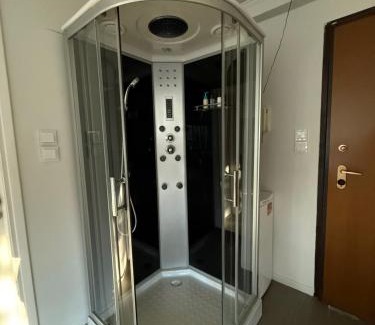 Peristeri Apartment | Sunny Home Private Jacuzzi Hydromassage, Underground Parking, 300m Metro Peristeri
