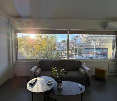 Peristeri Apartment | Sunny Home Private Jacuzzi Hydromassage, Underground Parking, 300m Metro Peristeri