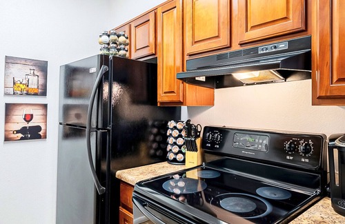 Hedrick Acres Condo | Sunny King-sized 1BD Condo near UofA/UMC w/Pool & Parking, Low Summer Rates! 🌞
