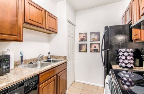 Hedrick Acres Condo | Sunny King-sized 1BD Condo near UofA/UMC w/Pool & Parking, Low Summer Rates! 🌞