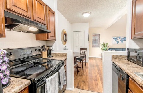 Hedrick Acres Condo | Sunny King-sized 1BD Condo near UofA/UMC w/Pool & Parking, Low Summer Rates! 🌞