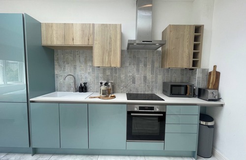 Hanham Apartment | Sunny pet friendly studio with great transport links to Bristol and Bath.