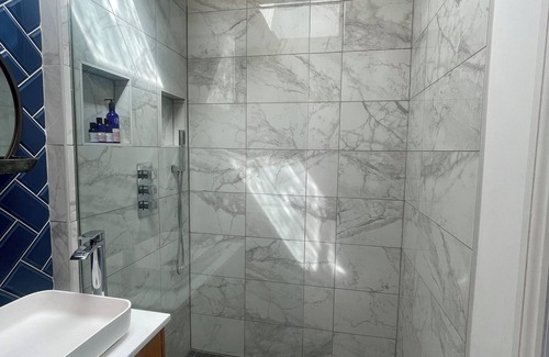 Hanham Apartment | Sunny pet friendly studio with great transport links to Bristol and Bath.