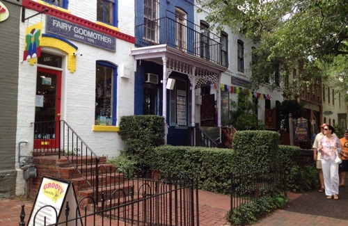 Stanton Park Apartment | Sunny, Roomy Apt/Free Parking/Sleeps 5!