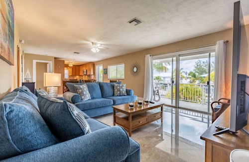 Marathon House | Sunny's Paradise: Discover Waterfront Bliss in Marathon, Dockage, Dog-Friendly, Close to Everything!