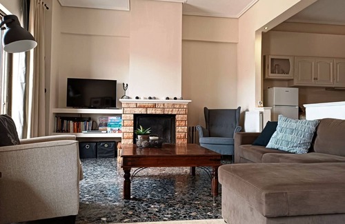 Delfoi Apartment | Sunny & Spacious Apartment in Delphi, 3 Bedrooms, 2 Bathrooms Sleeps 8 w/view