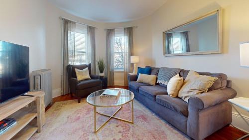 Aspinwall Hill Apartment | Sunny,spacious, Sleeps 4, Steps To Mbta,hospitals
