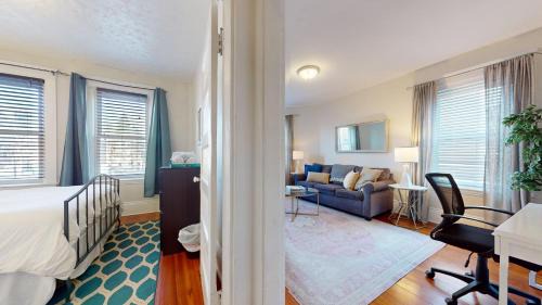 Aspinwall Hill Apartment | Sunny,spacious, Sleeps 4, Steps To Mbta,hospitals