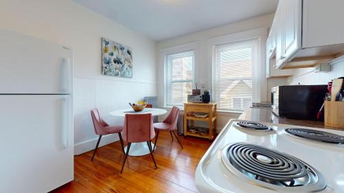 Aspinwall Hill Apartment | Sunny,spacious, Sleeps 4, Steps To Mbta,hospitals