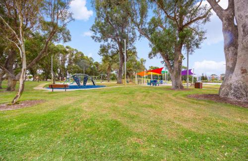Rockingham Apartment | Sunny Stay in Rockingham 2BR Apartment Close to Beach Shops & Parks