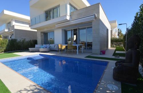 Lo Rufete Villa | Sunny Villa with Fenced Garden
