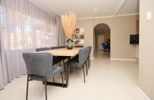 Waterkloof Glen Villa | Sunny villa with pool and garden