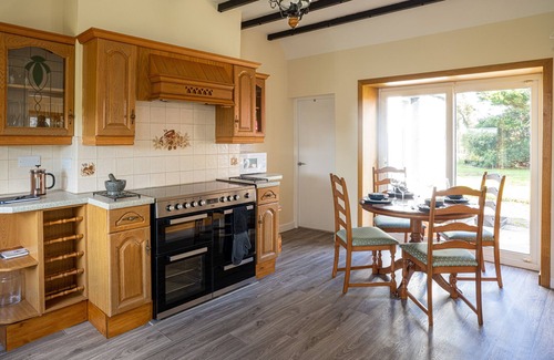 Newton Stewart House | SUNNYSIDE, pet friendly, country holiday cottage in Isle Of Whithorn