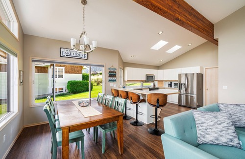 Wapato Point House | Sunrise Chalet at Wapato Point, Sleeps 12, Half Block to Sandy Beach Waterfront