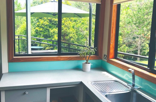 Smiths Creek Ski Chalet | Sunrise Chalet – Romantic Rainforest Haven