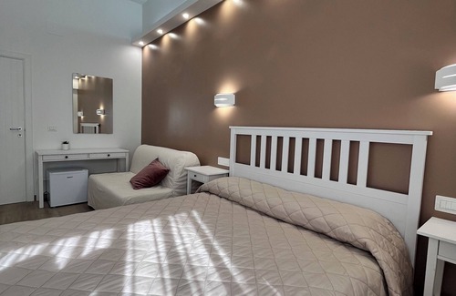 Laureana Cilento Bed & Breakfast | Sunrise in the Vineyard Bed and Breakfast - Oak