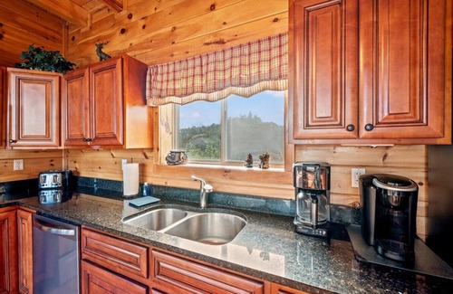 Townsend Cabin | Sunrise Peak: Incredible 6BR w/Views*Hot Tub*Games*Privacy!